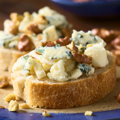 Brotscheiben mit Blauschimmelkäse und Walnuss, fotografiert mit natürlichem Licht (Selektiver Fokus, Fokus auf die Vorderseite des ersten Brotes)