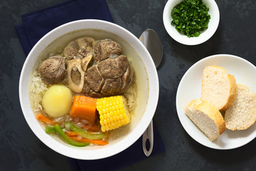 Chilenische Cazuela de Vacuno Rindfleischsuppe mit Kartoffeln, Kürbis, Mais, Paprika und Reis