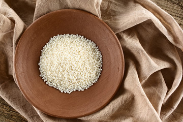 Roher Arborio Risotto Reis auf Teller