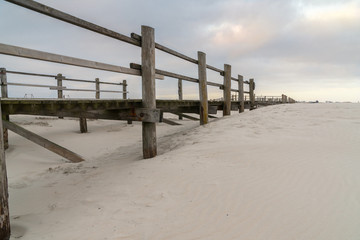 Sandstrand mit Steg