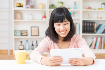タブレットを見る女の子