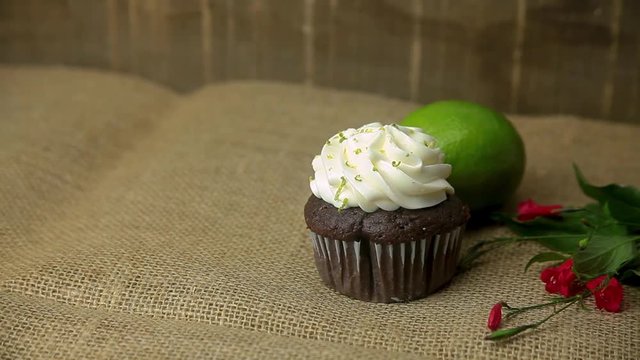 Cupcake de lim&atilde;o com x&iacute;cara de barro