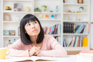 勉強する女の子　悩む
