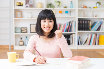 女の子　勉強