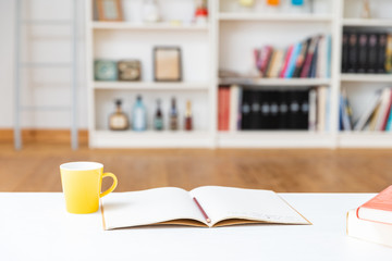 机の上のノートと鉛筆