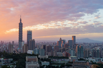 Fototapeta premium Zachód słońca Widok z lotu ptaka Taipei 101 i pejzaż z Xiangshan