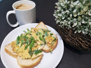 A very healthy and simple breakfast with coffee, bread and omelet. 