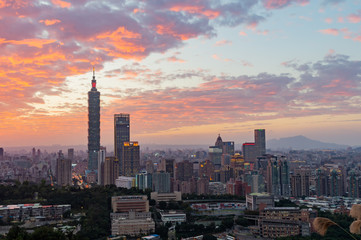 Obraz premium Sunset Aerial view of the Taipei 101 and cityscape from Xiangshan