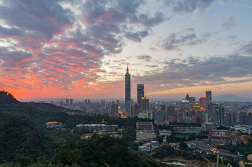 Fototapeta premium Sunset Aerial view of the Taipei 101 and cityscape from Xiangshan