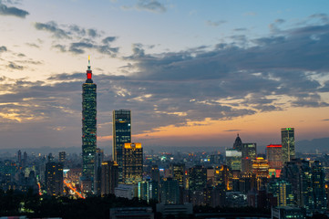 Naklejka premium Night aerial view of the Taipei 101 and cityscape from Xiangshan