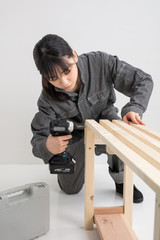 Obraz premium DIYを楽しむ女性 do-it-yourself