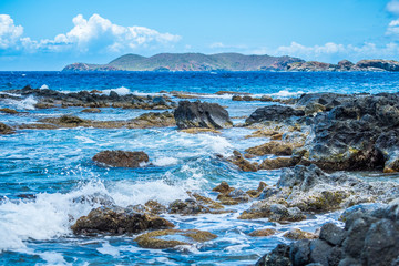 Obraz premium Ocean surf on the rocky beach