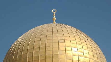 Fototapeta na wymiar close up of the gilded dome of the rock mosque in jerusalem