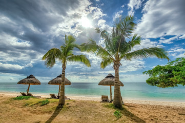 Fototapeta premium Urlaubsparadies Mauritius, Erholen am Strand unter dem Sonnenschirm auf der Trauminsel