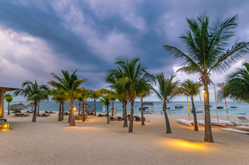 Fototapeta na wymiar Traumstrand zum einsetzenden Sonnenuntergang auf Mauritius