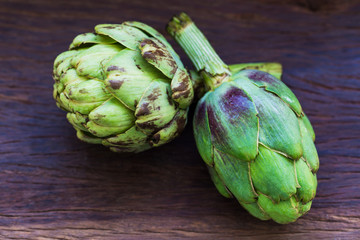 Obraz premium Artichoke fresh on the wood texture background