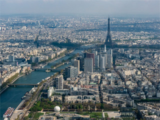 vue aérienne de Paris depuis un hélicoptère
