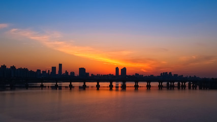 Obraz premium 韓国 ソウル 漢江（蚕室大橋）の夕景