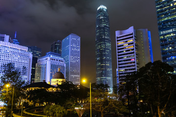 香港 中環（セントラル） 高層ビル群 夜景 曇天