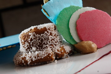 Garibaldi accompanied by colored wafers. The garibaldi is a spongy Mexican bread with chochitos of sugar, is made from a brioche bread with butter and apricot jam