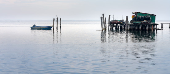 Fischerhütten im Meer bei Lido in Venedig