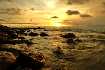 Naklejka premium the beauty of panati Kuta Bali at dusk, with stunning orange and gold colors