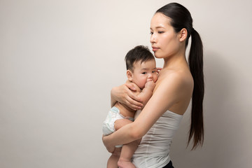 赤ちゃんを抱く母親
