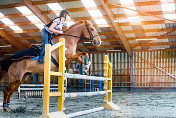 belle cavalière s'entrainant au saut