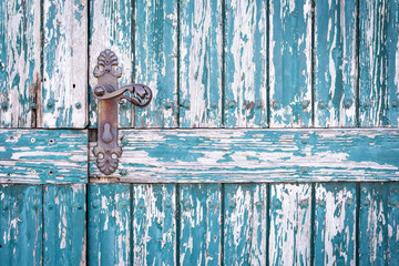 Alte blaue Holztür mit alten Türgriff als Hintergrund