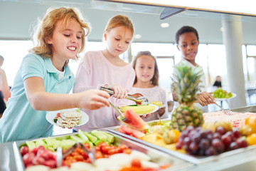 Hungrige Kinder holen sich Obst am Büffet