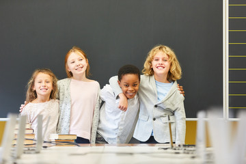 Vier Kinder in der multikulturellen Schule