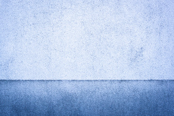 Eine alte Steinmauer in hell und dunkel blau als Hintergrund