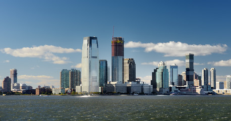 Naklejka premium Skyline with famous skyscrapers of Manhattan and East River. Water tour to the island of Liberty.