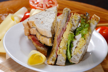 A sandwich club, also called a clubhouse sandwich, is a sandwich of bread, sliced ​​cooked poultry, or fried bacon, lettuce, tomato, and mayonnaise.