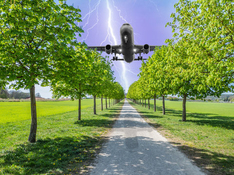 Blitzeinschlag bei einem Flugzeug bei der Landung