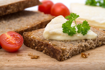 Brothäppchen mit Weichkäse