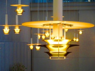 宙に浮かぶペンダント照明