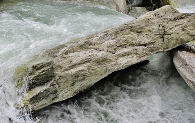 Bergbach mit Felsbarriere