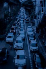 Obraz premium abstract blur and defocused traffic jam on bangkok street at rush hour at night for background
