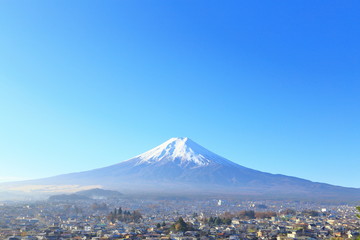 秋の富士山と街並み　観光・旅行・紅葉