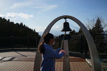 鐘を鳴らす　少女　観光　青空　富士山