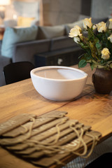 zuppiera sul tavolo in cucina