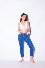 Retratos de una chica joven sobre fondo blanco