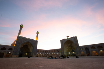 Die Freitags Moschee auch Jame-Moschee von Isfahan genannt ist ein historisch bedeutsames Bauwerk und wird als Museum der 1300-jährigen Entwicklung iranischer Architektur bezeichnet.