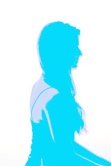 Perfil de una chica joven, en dos tonos de color