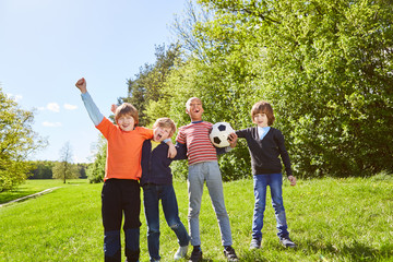 Kinder jubeln gemeinsam als Fußball Mannschaft © Robert Kneschke