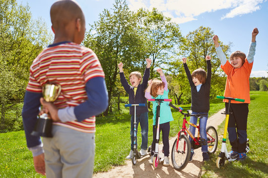 Kinder jubeln und freuen sich auf den Pokal
