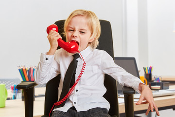 Wütendes Kind als Manager brüllt in Telefonhörer