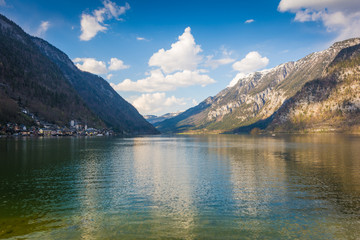 Fototapeta na wymiar Hallstatt mit Hallstätter See in den Bergen von Österreich