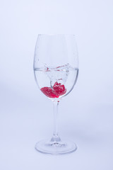 Himbeere im Wasser